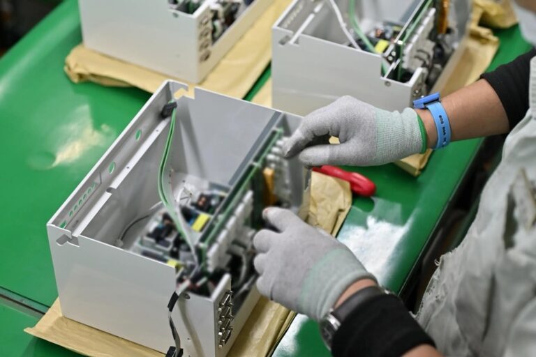 Montage einer elektromechanischen Baugruppe